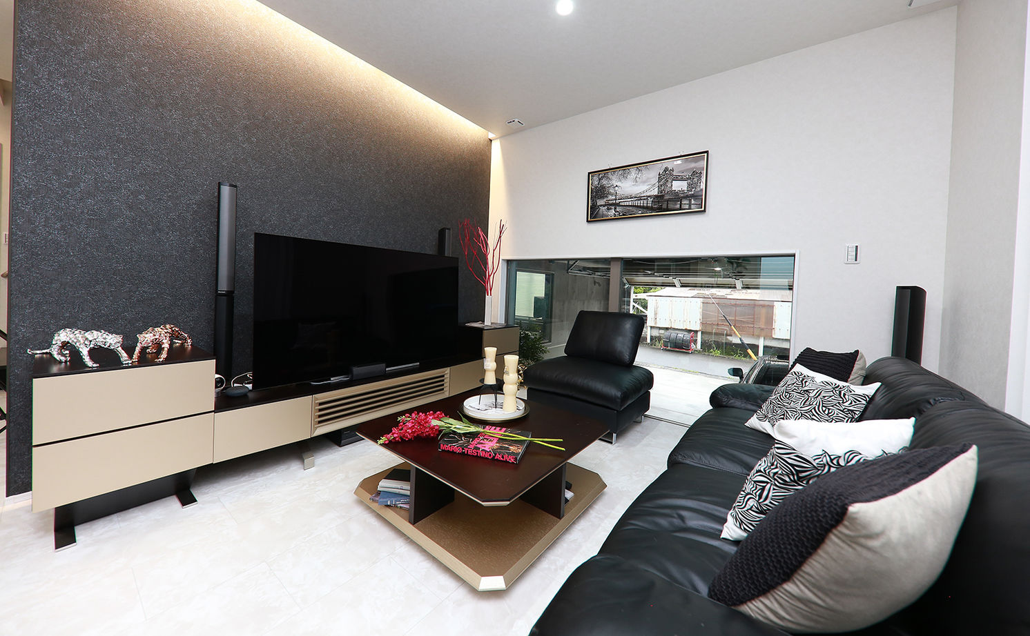 アサヒグローバルホーム 【2000万円台/間取り/ホテルライク】リビングから愛車を眺める、非日常を愉しむガレージハウスの建築実例画像6