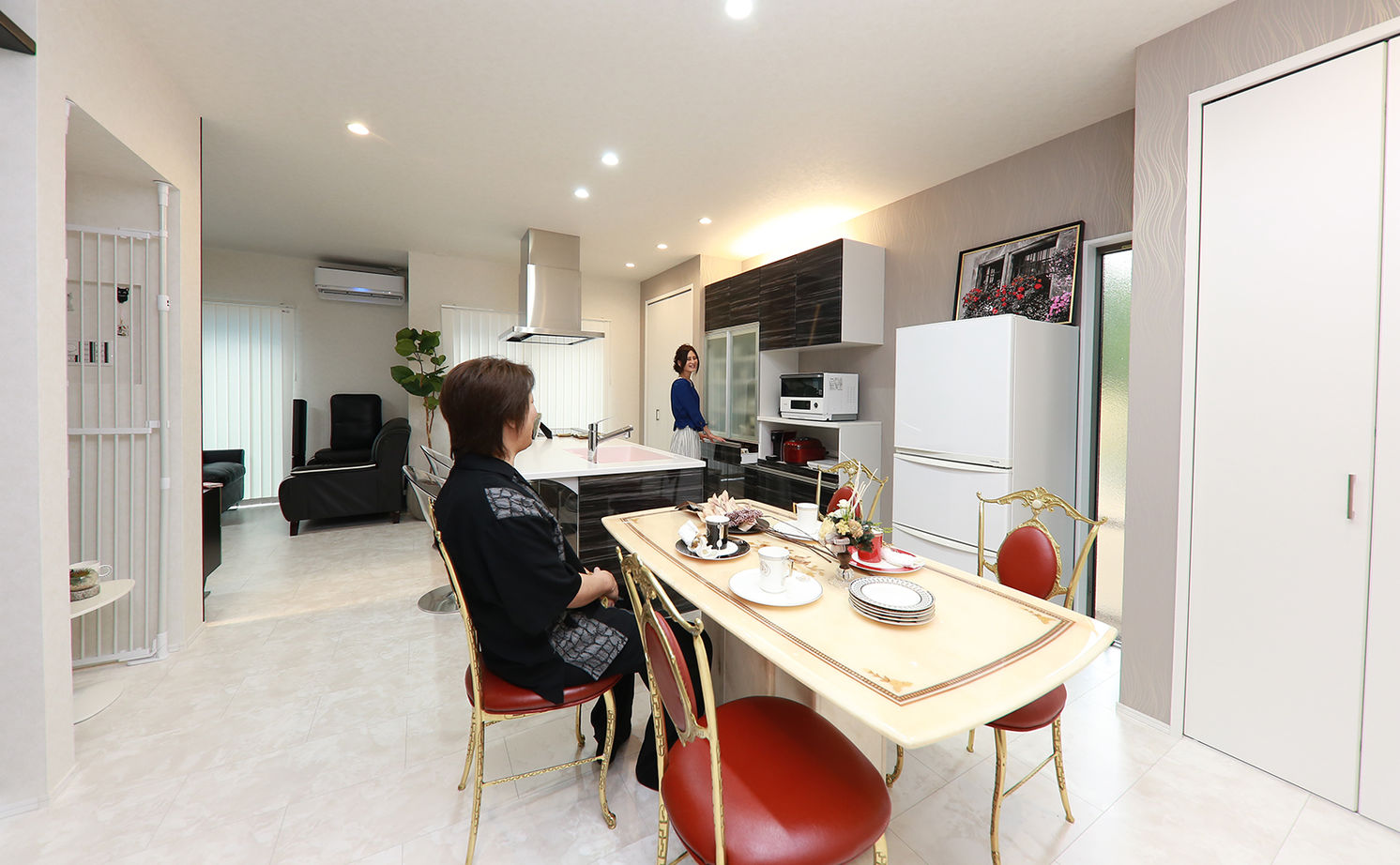 アサヒグローバルホーム 【2000万円台/間取り/ホテルライク】リビングから愛車を眺める、非日常を愉しむガレージハウスの建築実例画像9