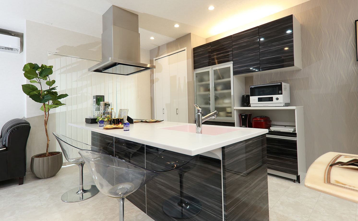 アサヒグローバルホーム 【2000万円台/間取り/ホテルライク】リビングから愛車を眺める、非日常を愉しむガレージハウスの建築実例画像10