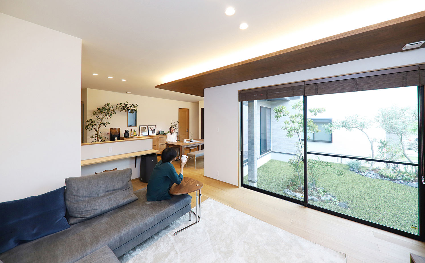 アサヒグローバルホーム 【1000万円台/間取り/坪庭/スタイリッシュ外観】北欧家具×和モダン。どこからでも庭を眺められるL字型の家の建築実例画像2