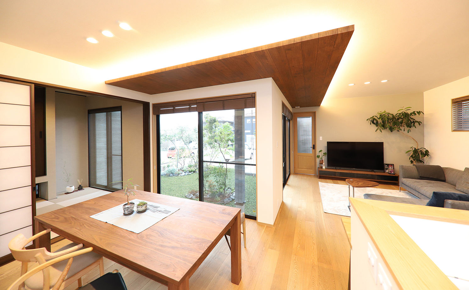 アサヒグローバルホーム 【1000万円台/間取り/坪庭/スタイリッシュ外観】北欧家具×和モダン。どこからでも庭を眺められるL字型の家の建築実例画像5