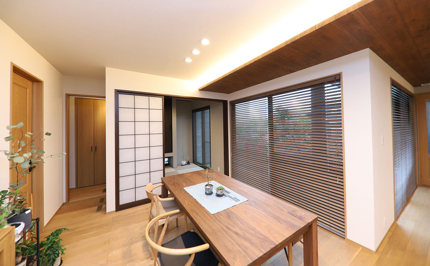 アサヒグローバルホーム 【1000万円台/間取り/坪庭/スタイリッシュ外観】北欧家具×和モダン。どこからでも庭を眺められるL字型の家の建築実例画像12