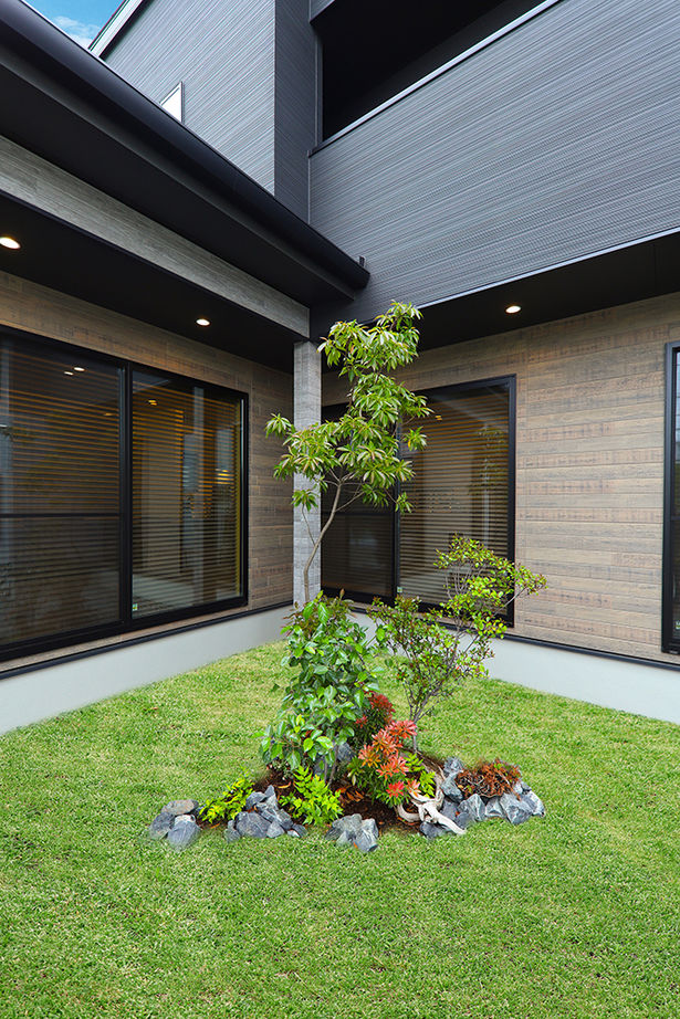 アサヒグローバルホーム 【1000万円台/間取り/坪庭/スタイリッシュ外観】北欧家具×和モダン。どこからでも庭を眺められるL字型の家の建築実例画像14