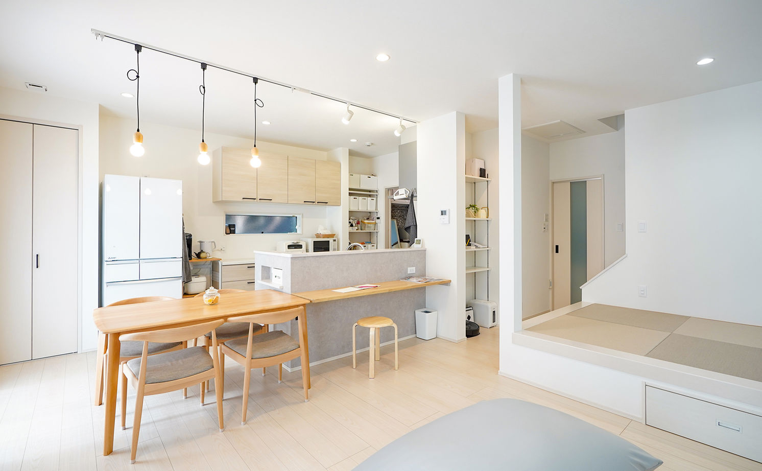 アサヒグローバルホーム 【1000万円台/間取り/30坪台/土間収納】明るいリビング×家事ラク回遊動線。「最初から予算が明確で安心！」の建築実例画像4