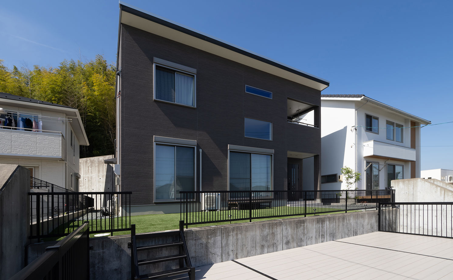 アサヒグローバルホーム 【1000万円台/間取り/30坪台/吹抜リビング】巧みな空間使いが光る擁壁を活かしたカーポートデッキがある家の建築実例画像1