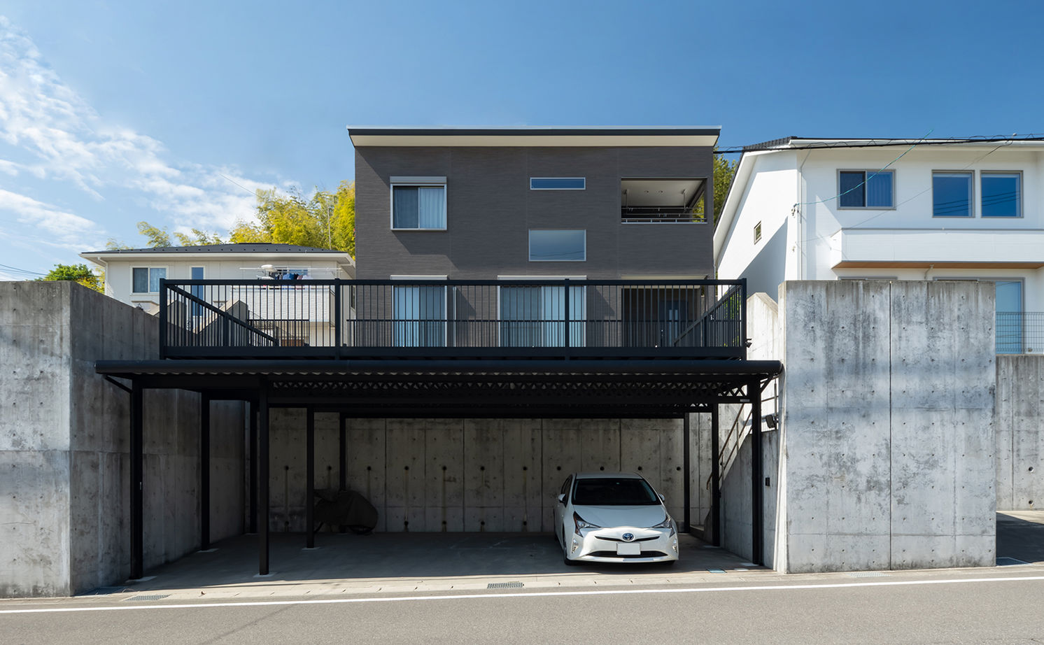 アサヒグローバルホーム 【1000万円台/間取り/30坪台/吹抜リビング】巧みな空間使いが光る擁壁を活かしたカーポートデッキがある家の建築実例画像2