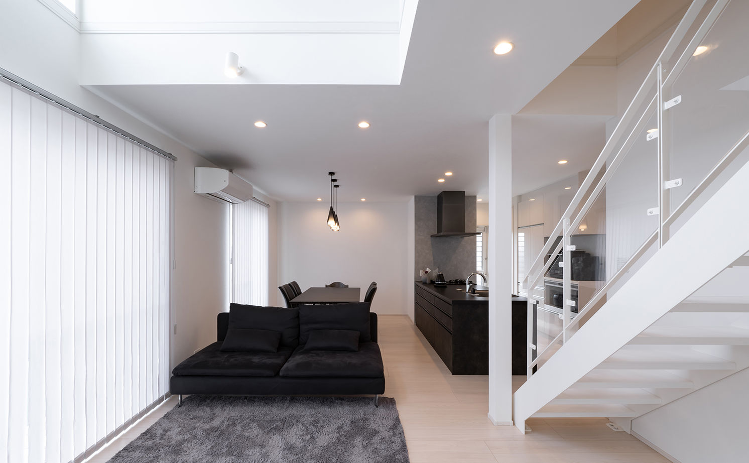 アサヒグローバルホーム 【1000万円台/間取り/30坪台/吹抜リビング】巧みな空間使いが光る擁壁を活かしたカーポートデッキがある家の建築実例画像4