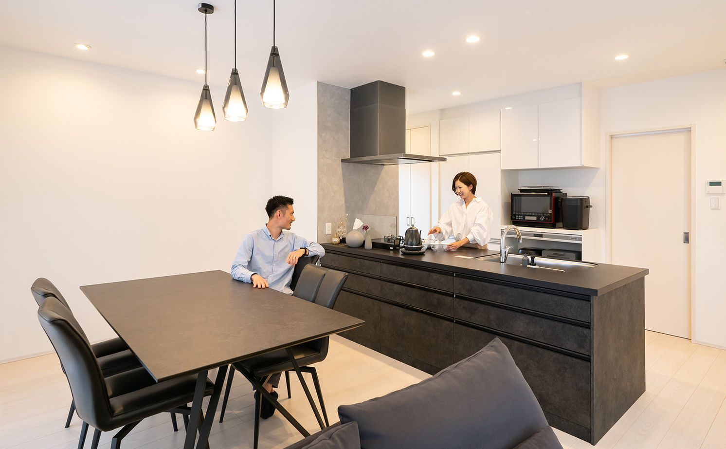 アサヒグローバルホーム 【1000万円台/間取り/30坪台/吹抜リビング】巧みな空間使いが光る擁壁を活かしたカーポートデッキがある家の建築実例画像5