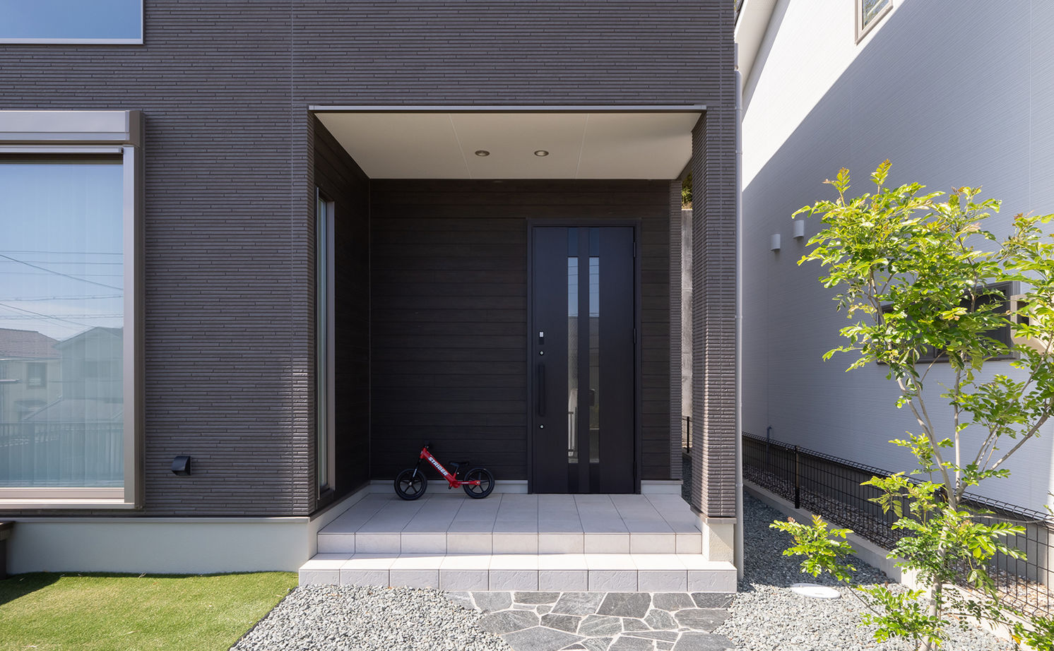 アサヒグローバルホーム 【1000万円台/間取り/30坪台/吹抜リビング】巧みな空間使いが光る擁壁を活かしたカーポートデッキがある家の建築実例画像6