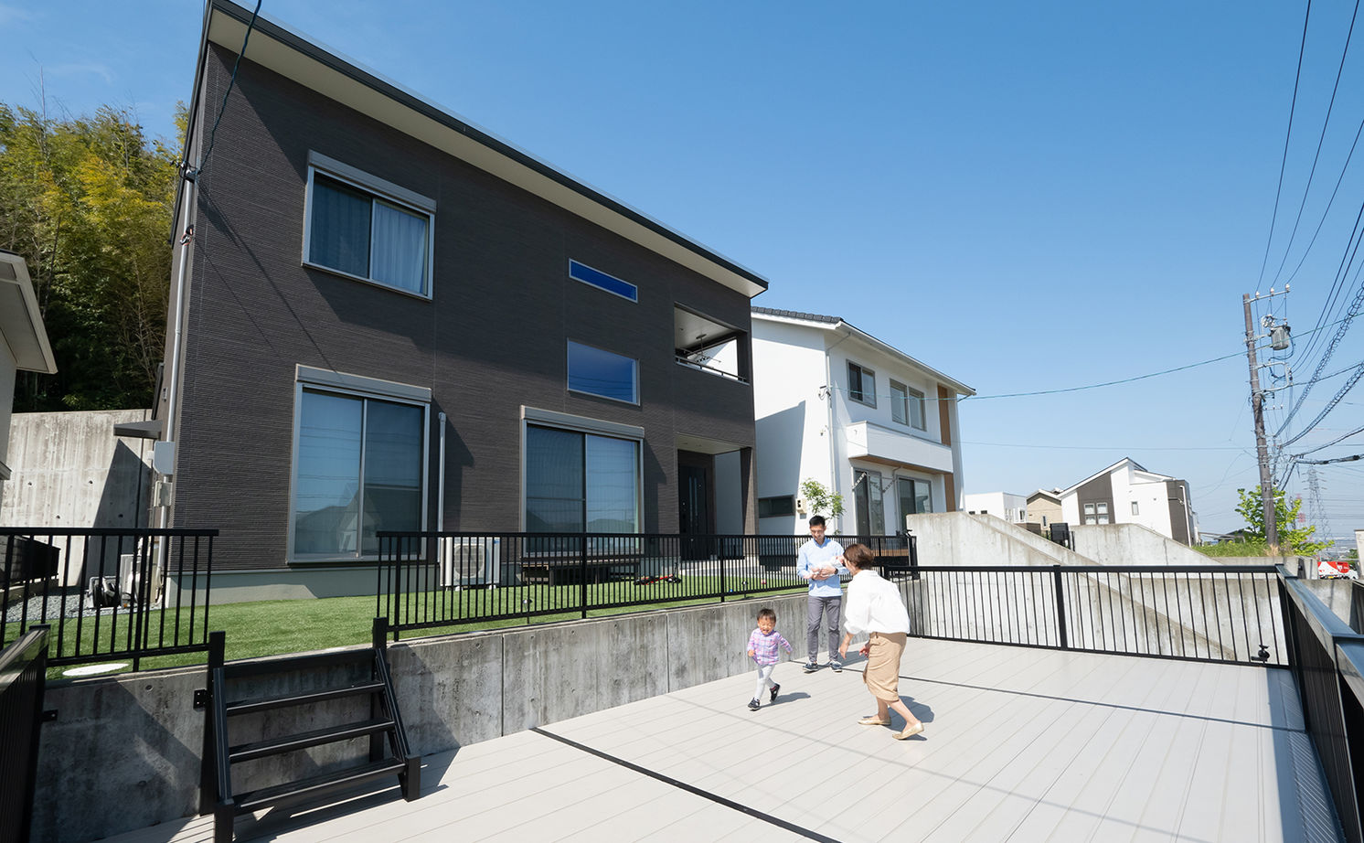 アサヒグローバルホーム 【1000万円台/間取り/30坪台/吹抜リビング】巧みな空間使いが光る擁壁を活かしたカーポートデッキがある家の建築実例画像7