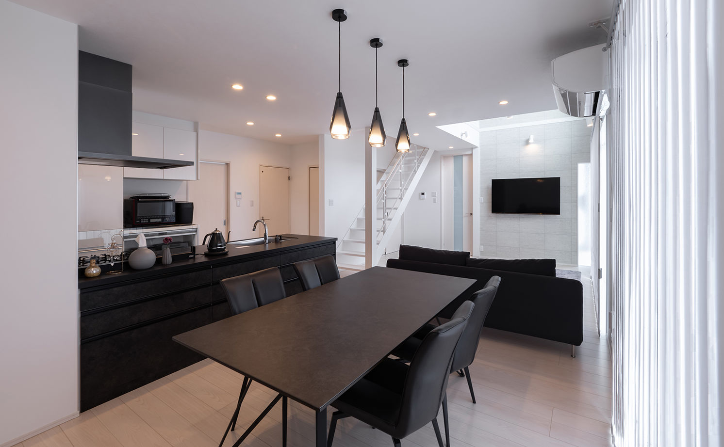 アサヒグローバルホーム 【1000万円台/間取り/30坪台/吹抜リビング】巧みな空間使いが光る擁壁を活かしたカーポートデッキがある家の建築実例画像9