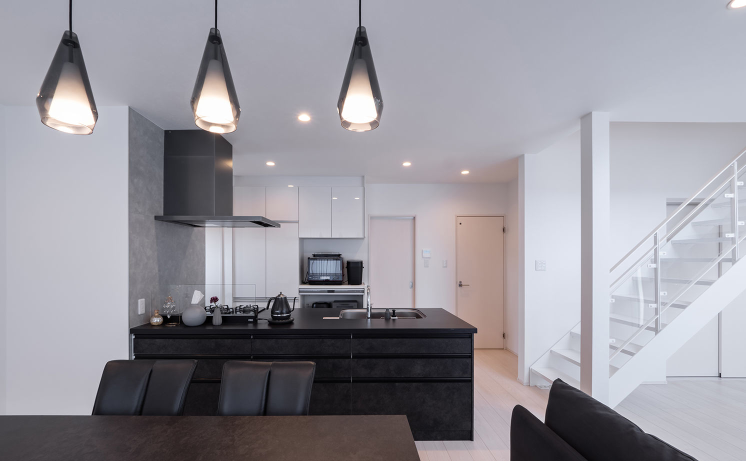 アサヒグローバルホーム 【1000万円台/間取り/30坪台/吹抜リビング】巧みな空間使いが光る擁壁を活かしたカーポートデッキがある家の建築実例画像13