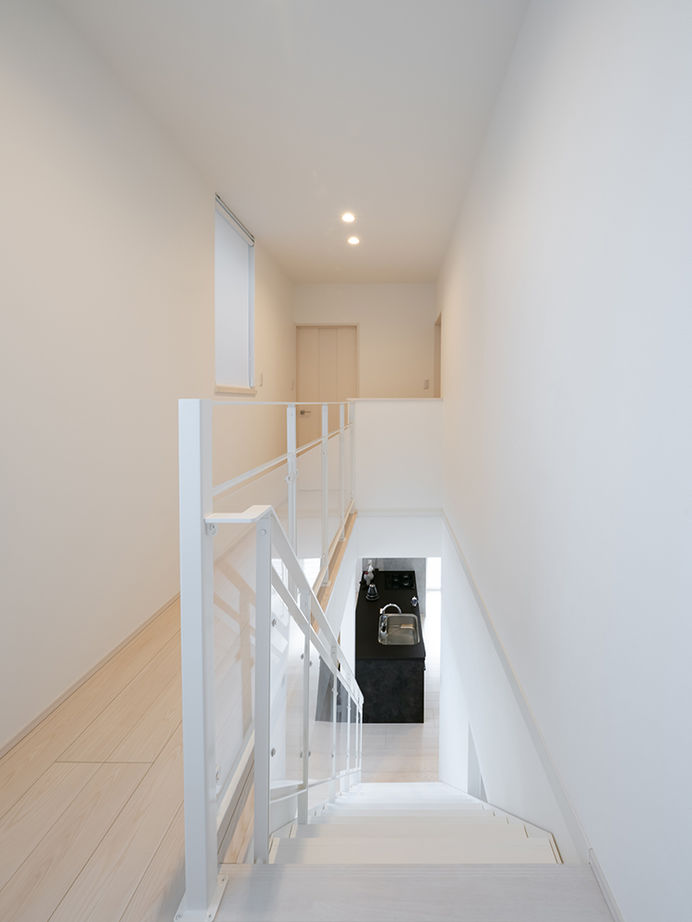 アサヒグローバルホーム 【1000万円台/間取り/30坪台/吹抜リビング】巧みな空間使いが光る擁壁を活かしたカーポートデッキがある家の建築実例画像14