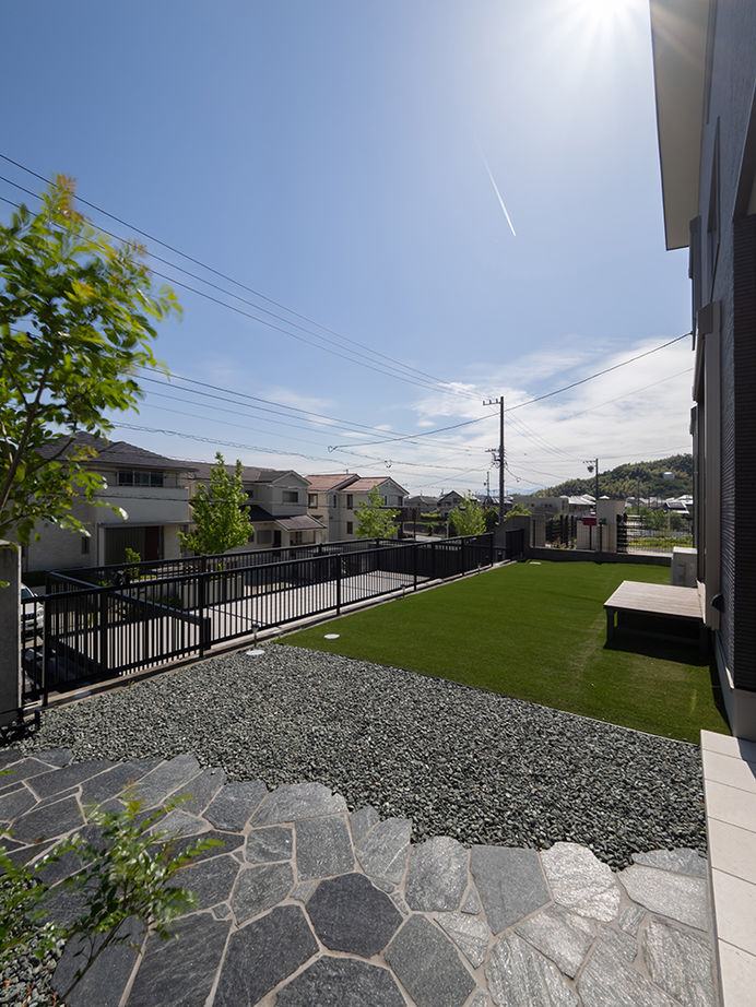 アサヒグローバルホーム 【1000万円台/間取り/30坪台/吹抜リビング】巧みな空間使いが光る擁壁を活かしたカーポートデッキがある家の建築実例画像18