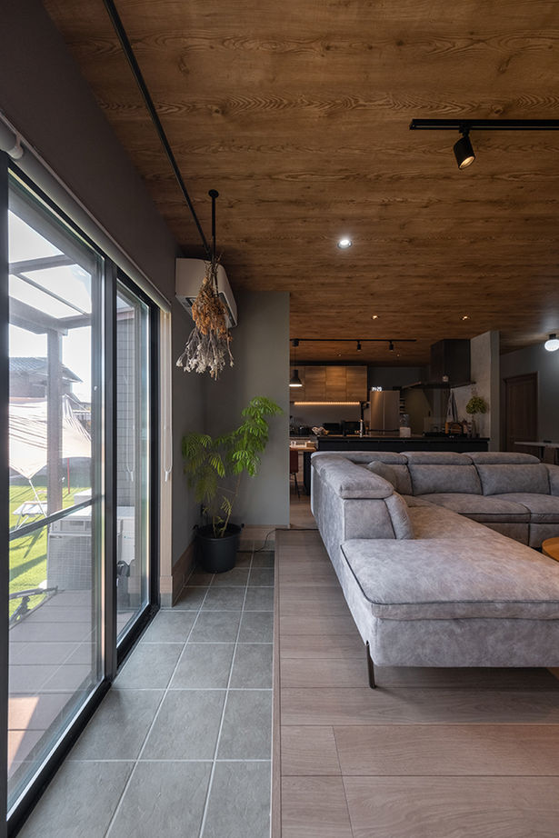 アサヒグローバルホーム 【1000万円台/間取り/30坪台/回遊導線】土間リビングと庭がつながる平屋のように暮らせるアウトドア2階建ての建築実例画像2