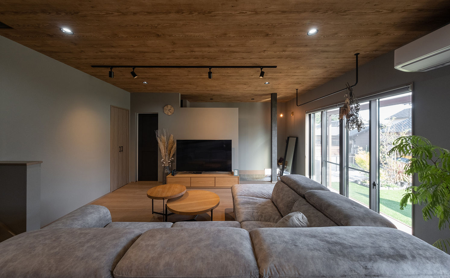 アサヒグローバルホーム 【1000万円台/間取り/30坪台/回遊導線】土間リビングと庭がつながる平屋のように暮らせるアウトドア2階建ての建築実例画像4