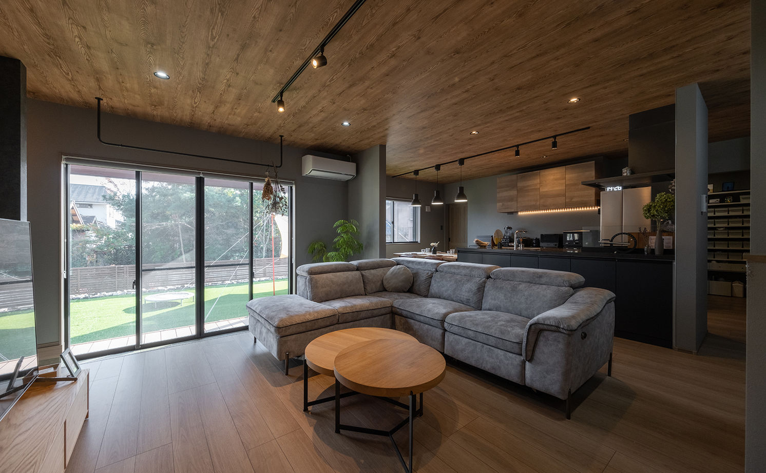 アサヒグローバルホーム 【1000万円台/間取り/30坪台/回遊導線】土間リビングと庭がつながる平屋のように暮らせるアウトドア2階建ての建築実例画像6