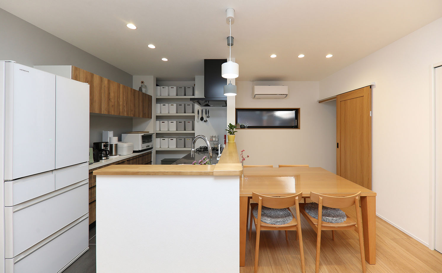 アサヒグローバルホーム 【2000万円台/間取り/30坪台/二世帯住宅】リビングから繋がる中庭。陽光差し込むタイル外壁のコの字型の家の建築実例画像5