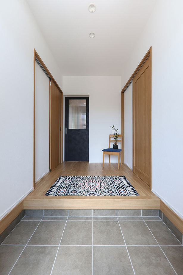 アサヒグローバルホーム 【2000万円台/間取り/30坪台/二世帯住宅】リビングから繋がる中庭。陽光差し込むタイル外壁のコの字型の家の建築実例画像7