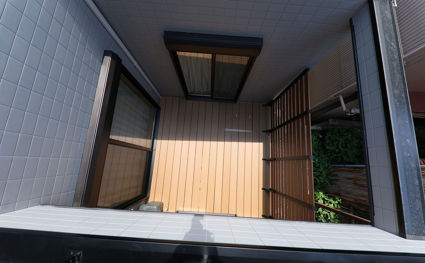 アサヒグローバルホーム 【2000万円台/間取り/30坪台/二世帯住宅】リビングから繋がる中庭。陽光差し込むタイル外壁のコの字型の家の建築実例画像9