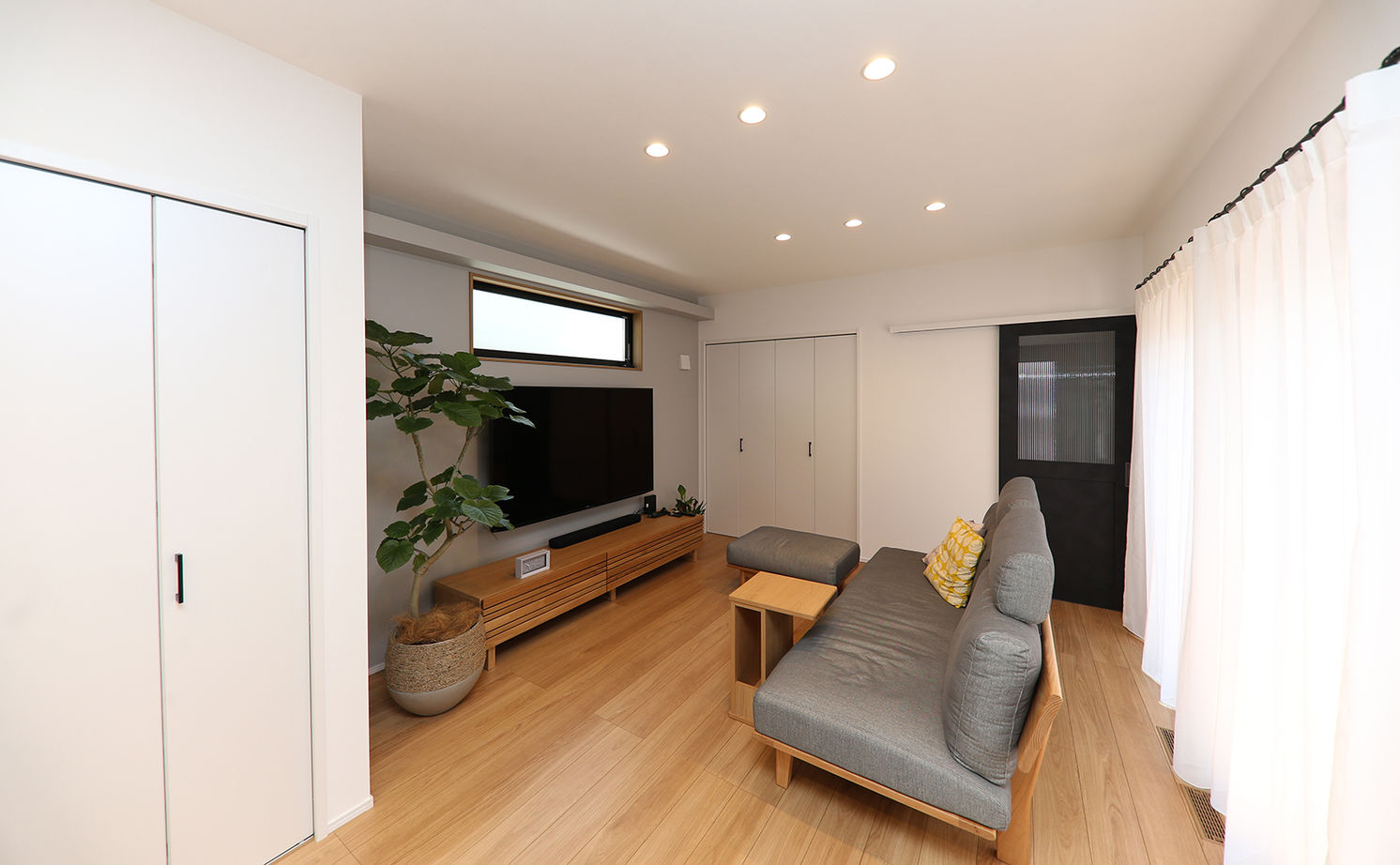 アサヒグローバルホーム 【2000万円台/間取り/30坪台/二世帯住宅】リビングから繋がる中庭。陽光差し込むタイル外壁のコの字型の家の建築実例画像11