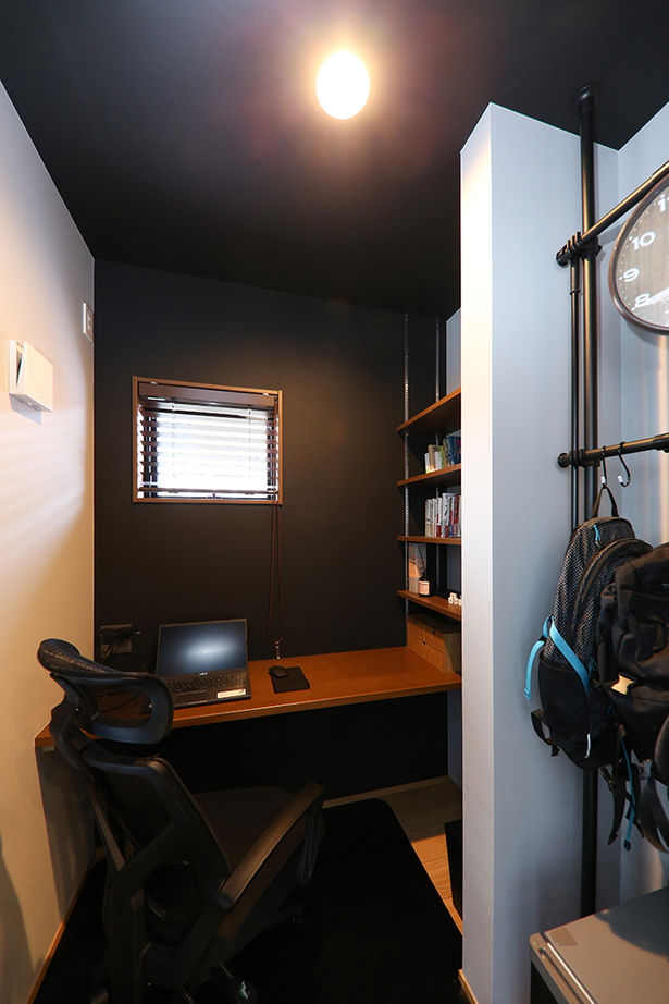 アサヒグローバルホーム 【2000万円台/間取り/30坪台/二世帯住宅】リビングから繋がる中庭。陽光差し込むタイル外壁のコの字型の家の建築実例画像13