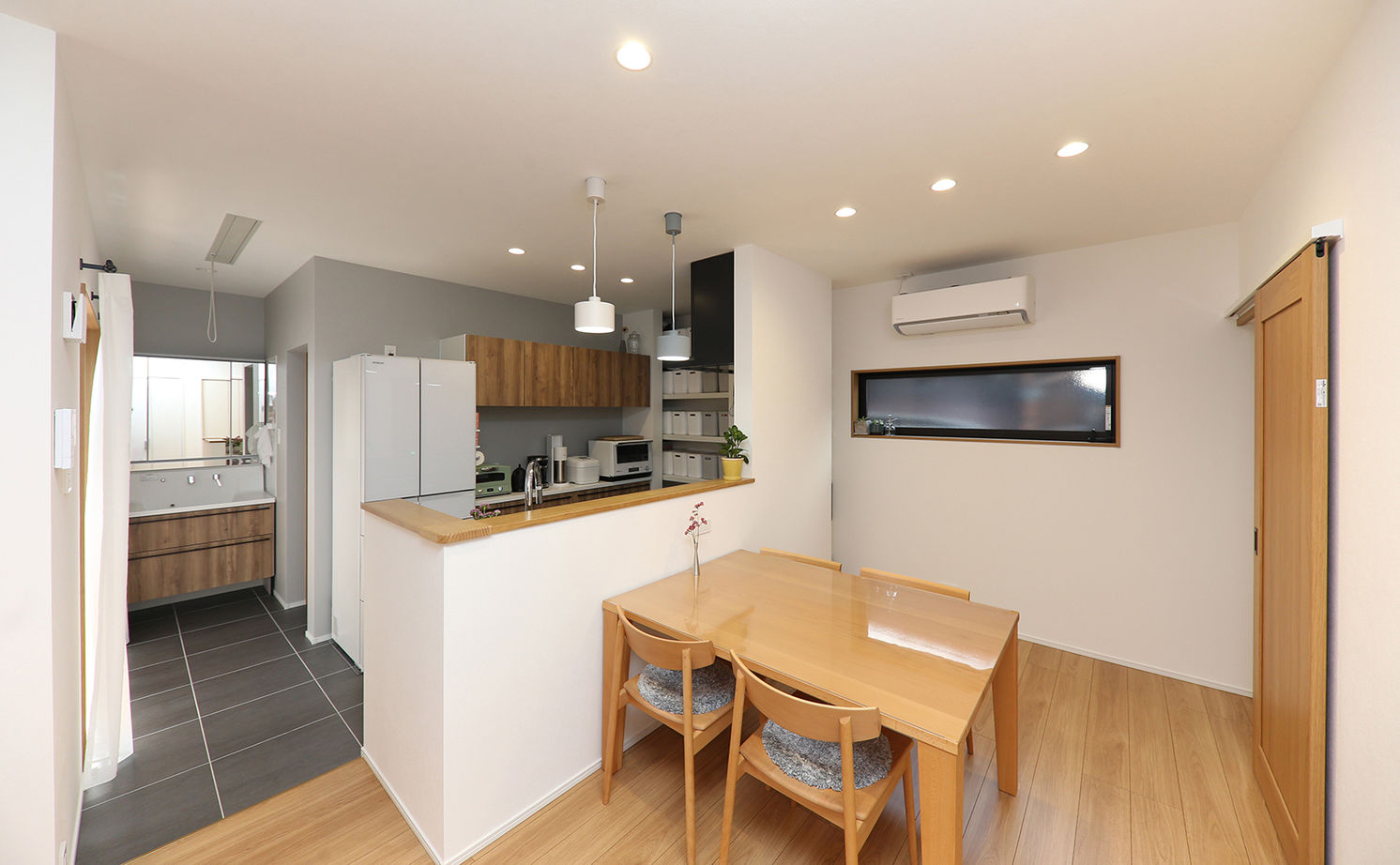 アサヒグローバルホーム 【2000万円台/間取り/30坪台/二世帯住宅】リビングから繋がる中庭。陽光差し込むタイル外壁のコの字型の家の建築実例画像14