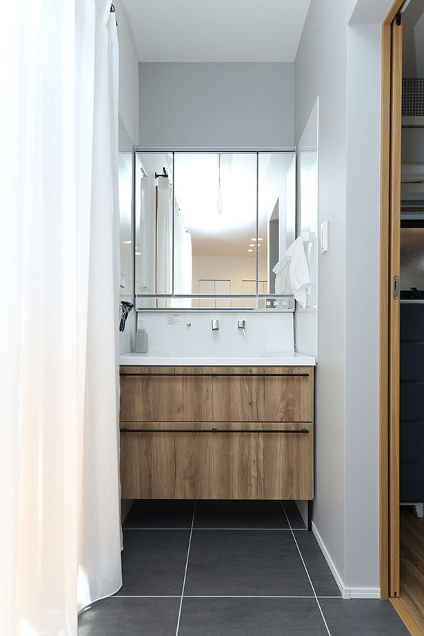 アサヒグローバルホーム 【2000万円台/間取り/30坪台/二世帯住宅】リビングから繋がる中庭。陽光差し込むタイル外壁のコの字型の家の建築実例画像15