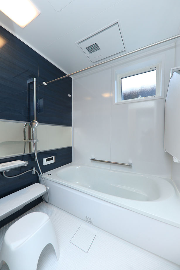 アサヒグローバルホーム 【2000万円台/間取り/30坪台/二世帯住宅】リビングから繋がる中庭。陽光差し込むタイル外壁のコの字型の家の建築実例画像16