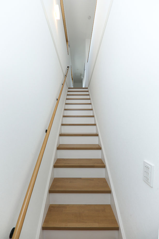 アサヒグローバルホーム 【2000万円台/間取り/30坪台/二世帯住宅】リビングから繋がる中庭。陽光差し込むタイル外壁のコの字型の家の建築実例画像18