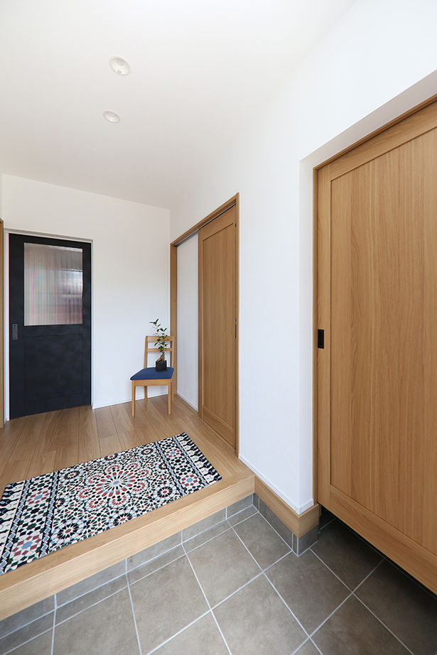 アサヒグローバルホーム 【2000万円台/間取り/30坪台/二世帯住宅】リビングから繋がる中庭。陽光差し込むタイル外壁のコの字型の家の建築実例画像19