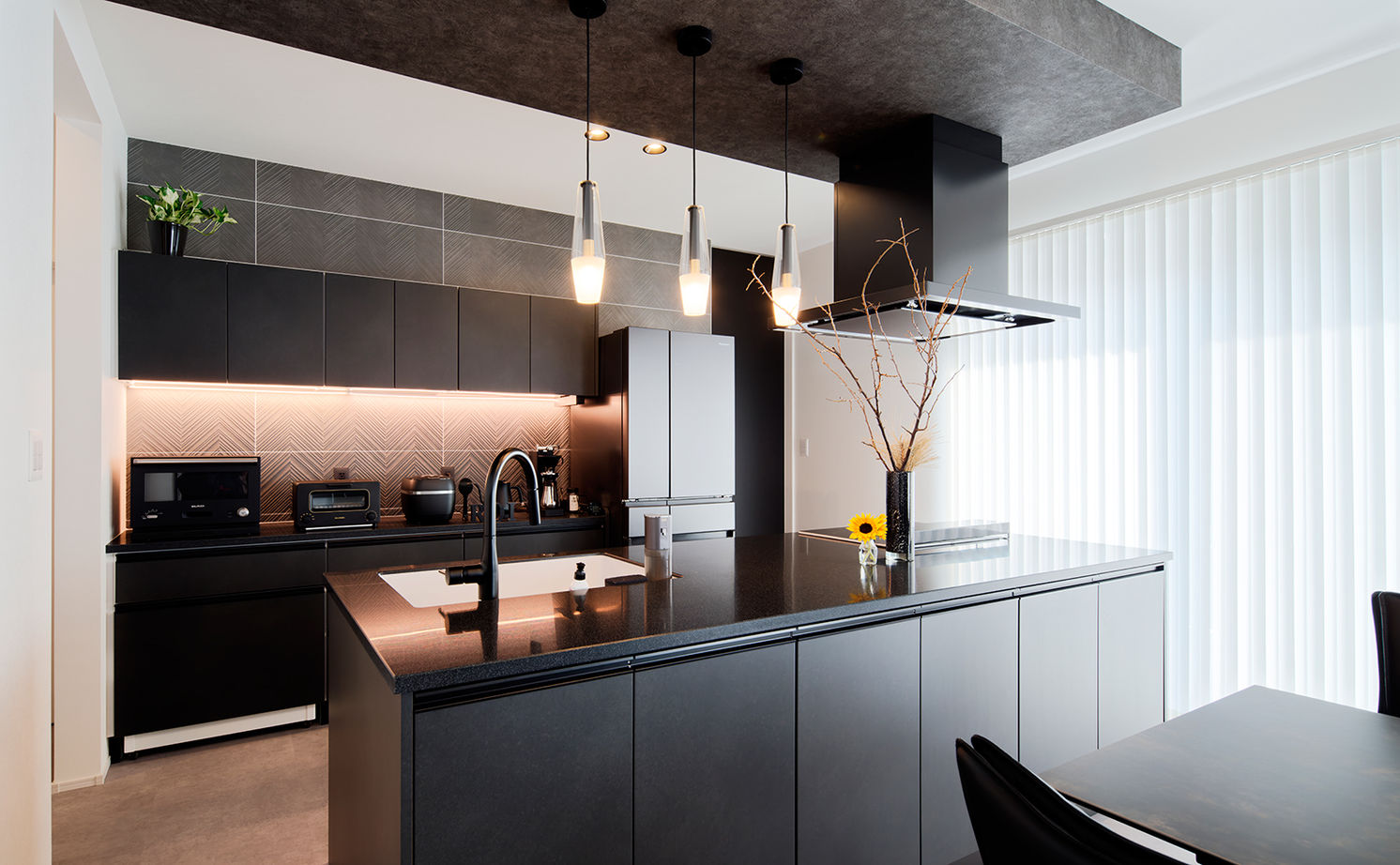 アサヒグローバルホーム 【2000万円台/間取り/家事導線】夫婦二人と愛犬でのんびり暮らす。ガルバリウム外観×モダンリビングの平屋の建築実例画像3