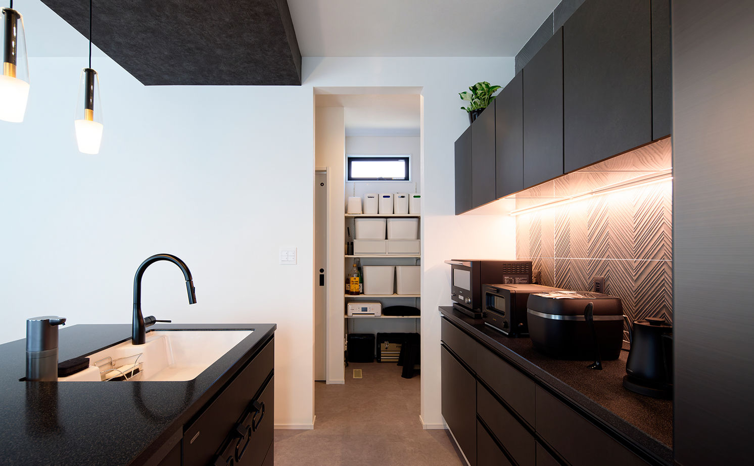 アサヒグローバルホーム 【2000万円台/間取り/家事導線】夫婦二人と愛犬でのんびり暮らす。ガルバリウム外観×モダンリビングの平屋の建築実例画像8