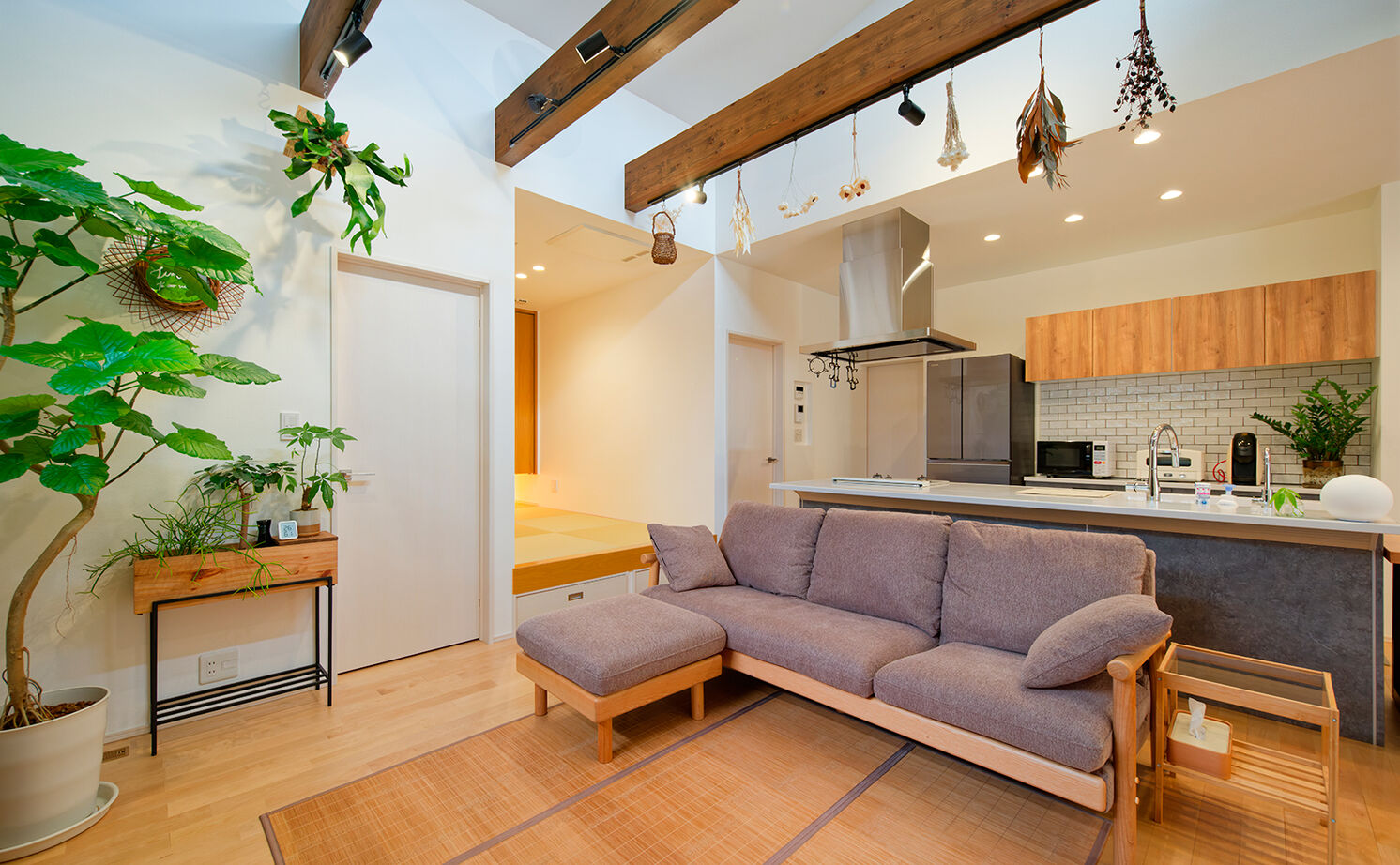 アサヒグローバルホーム 【2000万円台/間取り/20坪台/平屋/回遊動線】勾配天井の広々リビングが開放的！緑が彩るナチュラルな平屋の建築実例画像2