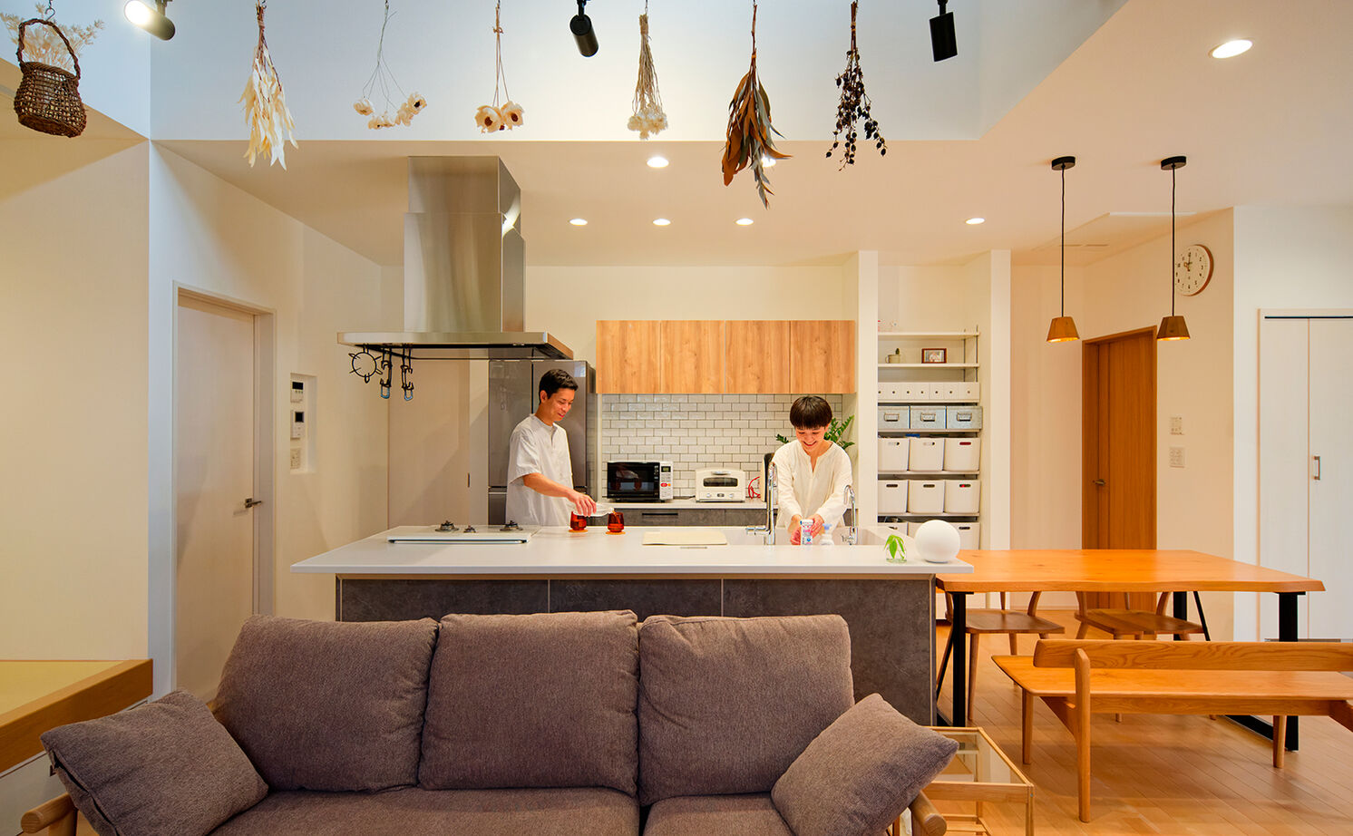 アサヒグローバルホーム 【2000万円台/間取り/20坪台/平屋/回遊動線】勾配天井の広々リビングが開放的！緑が彩るナチュラルな平屋の建築実例画像3