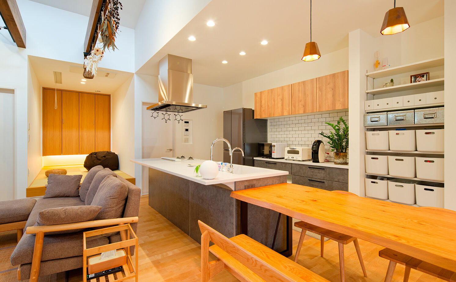 アサヒグローバルホーム 【2000万円台/間取り/20坪台/平屋/回遊動線】勾配天井の広々リビングが開放的！緑が彩るナチュラルな平屋の建築実例画像4