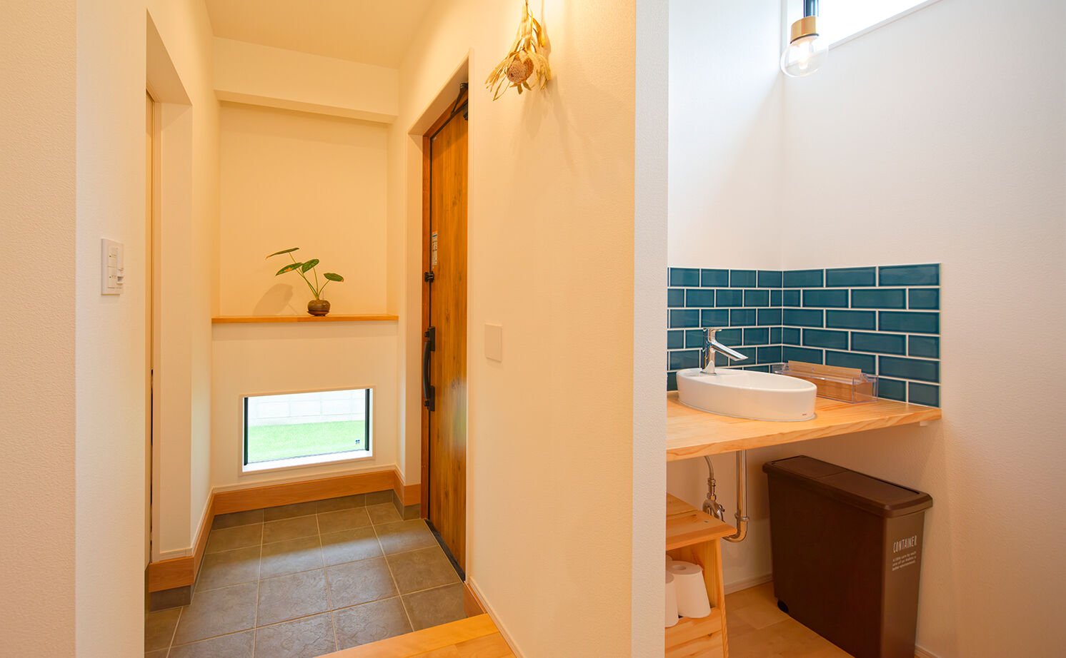 アサヒグローバルホーム 【2000万円台/間取り/20坪台/平屋/回遊動線】勾配天井の広々リビングが開放的！緑が彩るナチュラルな平屋の建築実例画像5