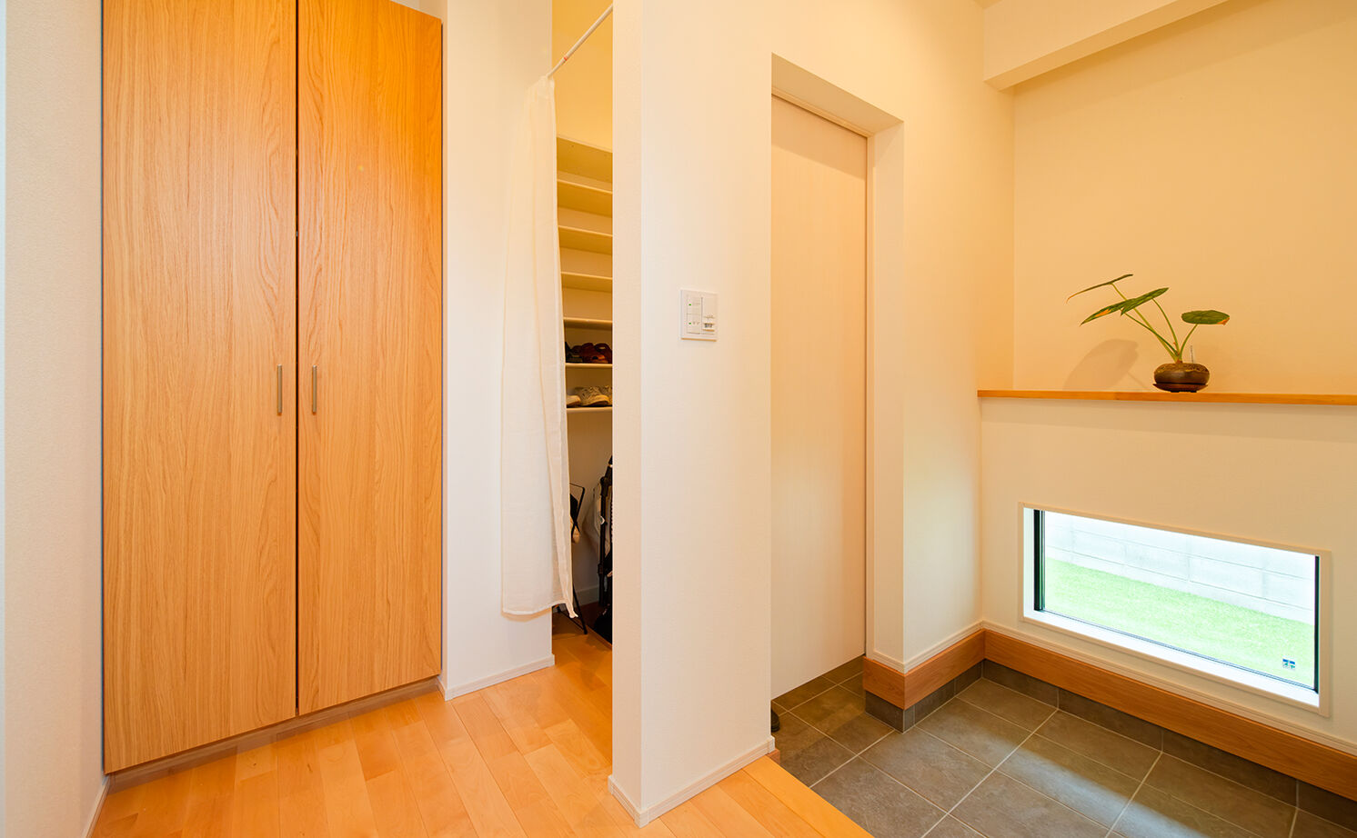 アサヒグローバルホーム 【2000万円台/間取り/20坪台/平屋/回遊動線】勾配天井の広々リビングが開放的！緑が彩るナチュラルな平屋の建築実例画像6