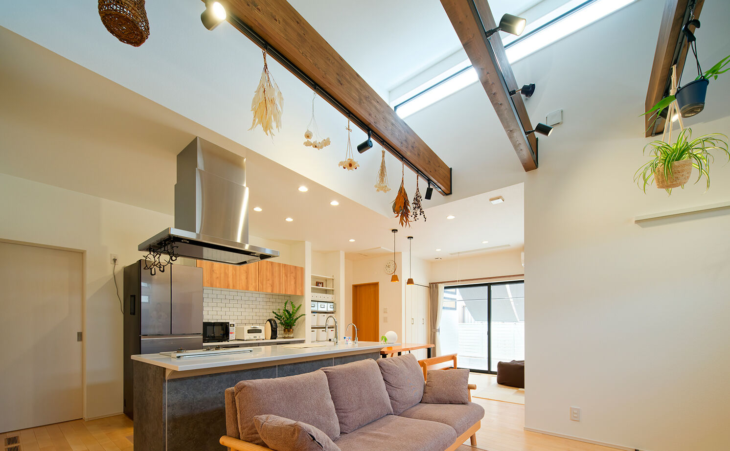 アサヒグローバルホーム 【2000万円台/間取り/20坪台/平屋/回遊動線】勾配天井の広々リビングが開放的！緑が彩るナチュラルな平屋の建築実例画像7