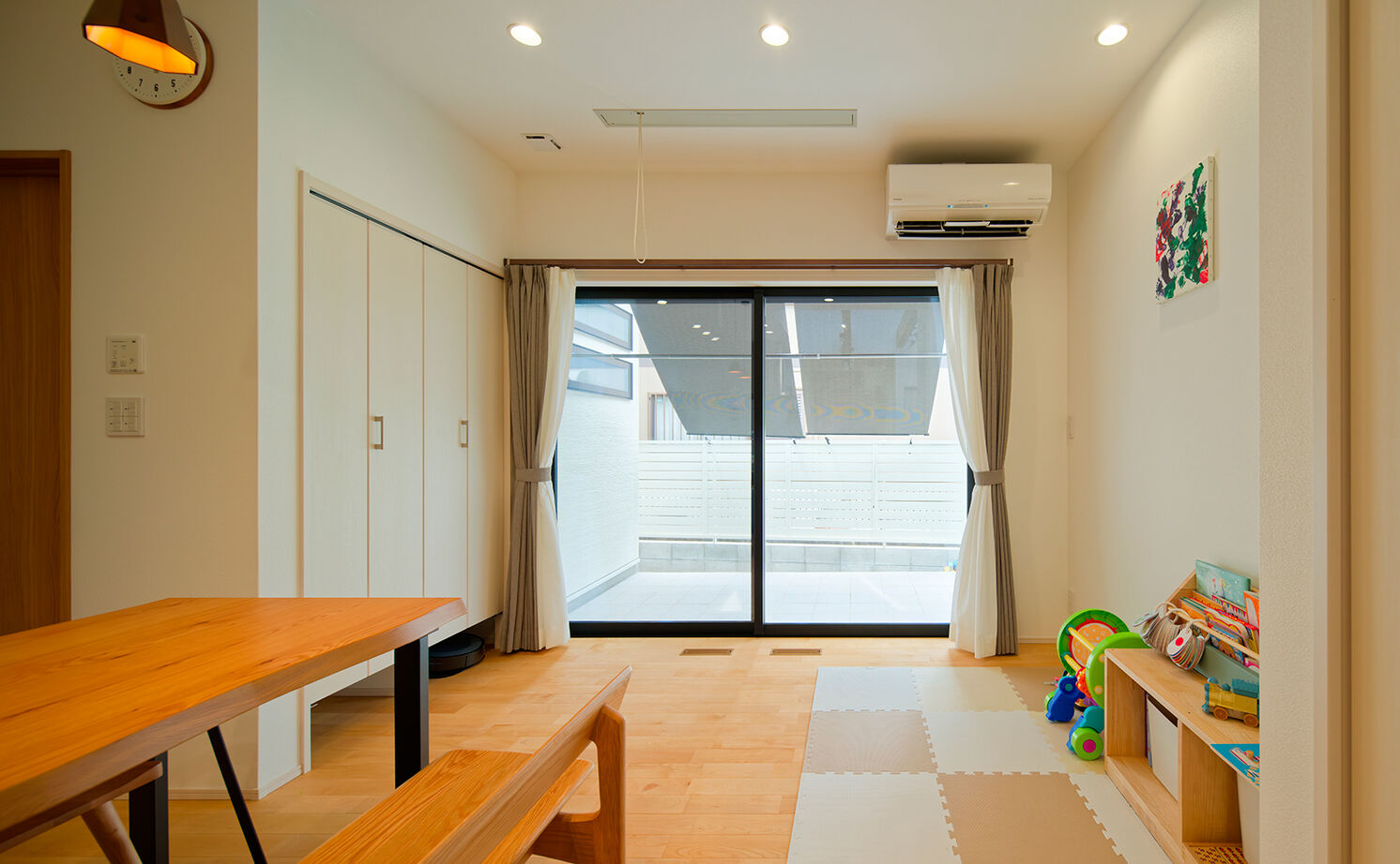 アサヒグローバルホーム 【2000万円台/間取り/20坪台/平屋/回遊動線】勾配天井の広々リビングが開放的！緑が彩るナチュラルな平屋の建築実例画像8