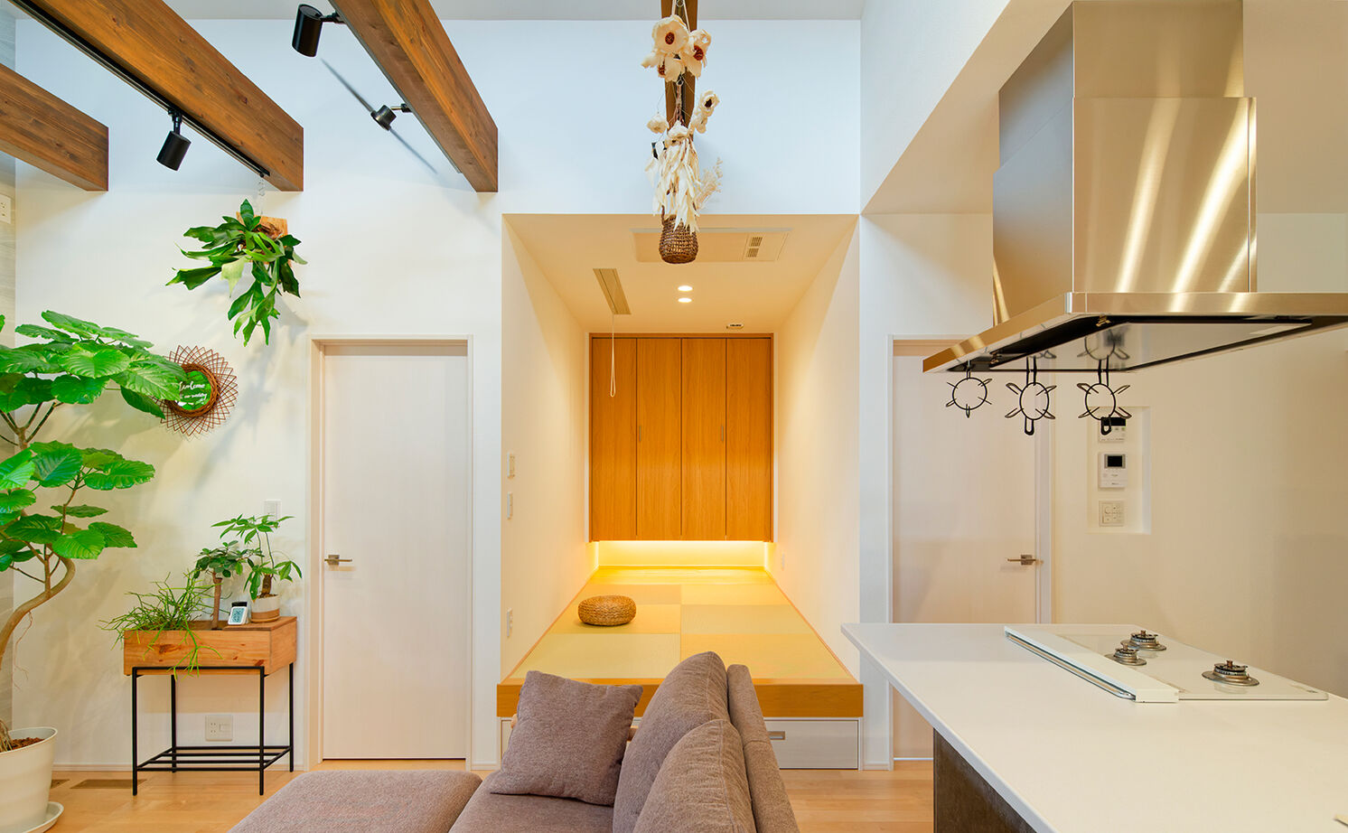 アサヒグローバルホーム 【2000万円台/間取り/20坪台/平屋/回遊動線】勾配天井の広々リビングが開放的！緑が彩るナチュラルな平屋の建築実例画像10