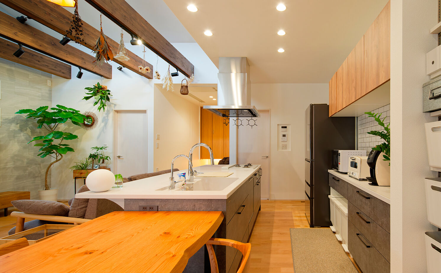 アサヒグローバルホーム 【2000万円台/間取り/20坪台/平屋/回遊動線】勾配天井の広々リビングが開放的！緑が彩るナチュラルな平屋の建築実例画像11