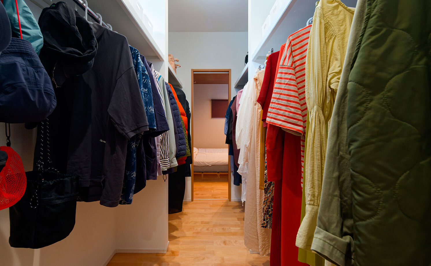 アサヒグローバルホーム 【2000万円台/間取り/20坪台/平屋/回遊動線】勾配天井の広々リビングが開放的！緑が彩るナチュラルな平屋の建築実例画像13