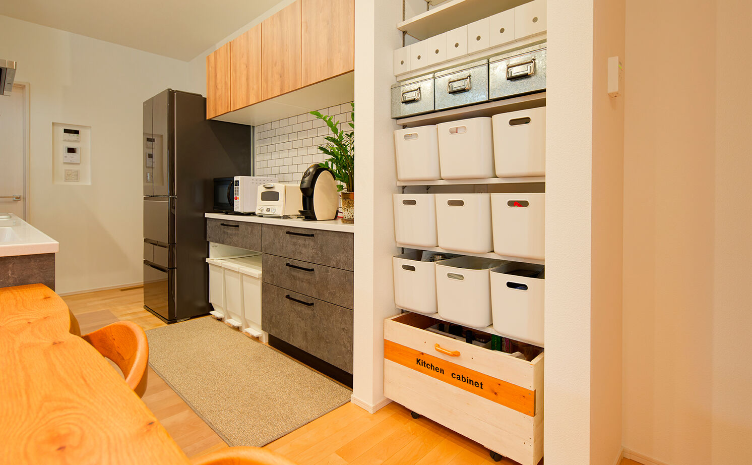 アサヒグローバルホーム 【2000万円台/間取り/20坪台/平屋/回遊動線】勾配天井の広々リビングが開放的！緑が彩るナチュラルな平屋の建築実例画像17