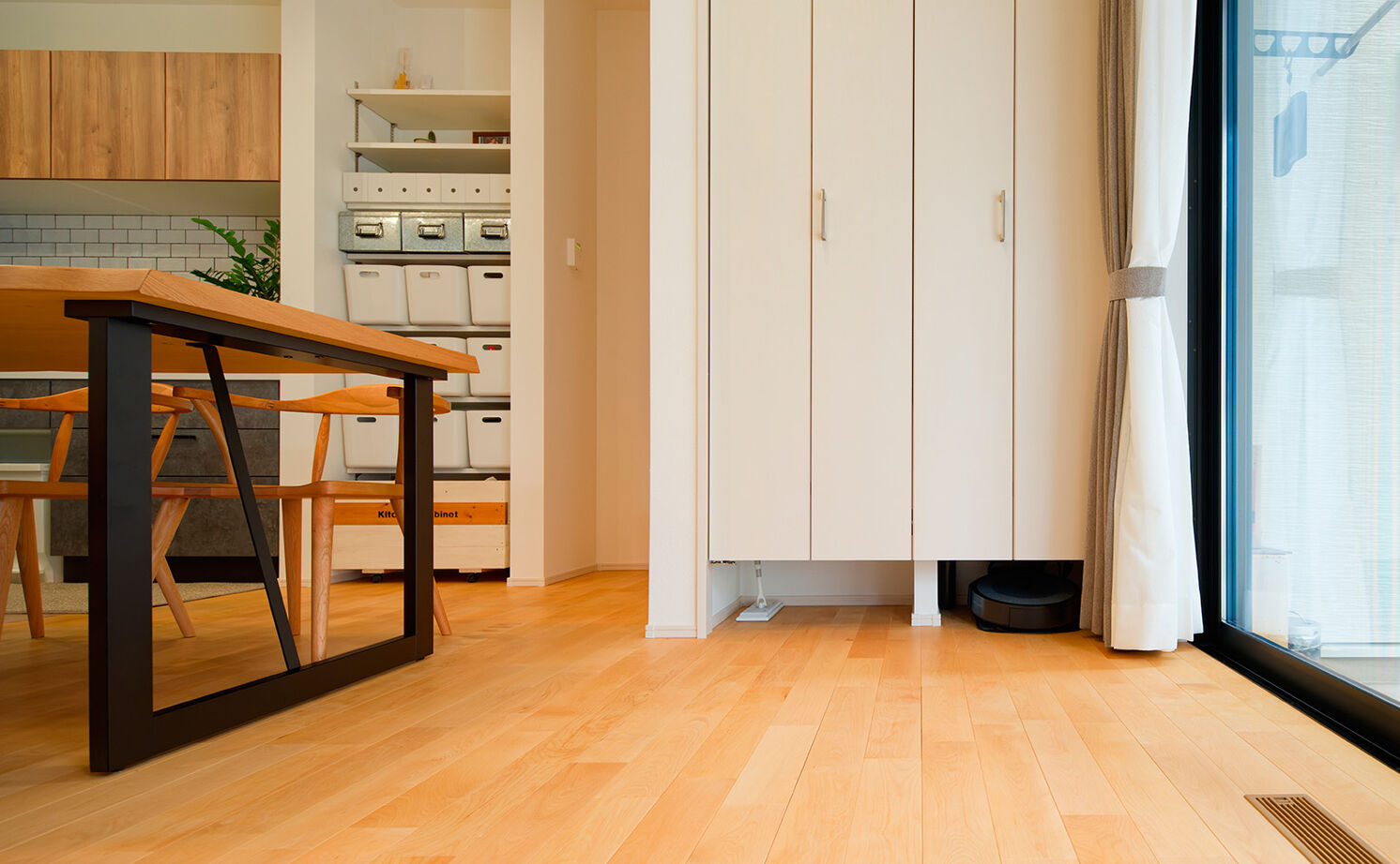 アサヒグローバルホーム 【2000万円台/間取り/20坪台/平屋/回遊動線】勾配天井の広々リビングが開放的！緑が彩るナチュラルな平屋の建築実例画像18