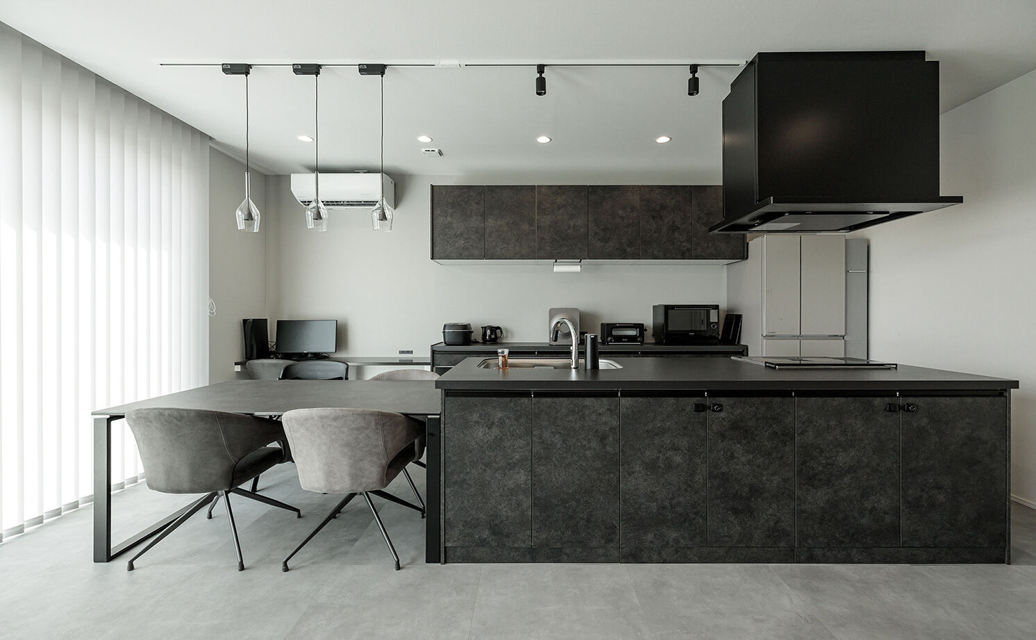 アサヒグローバルホーム 【2000万円台/間取り/30坪台/帰宅動線 】たっぷりの光が注ぎ込むモノトーンな家の建築実例画像2