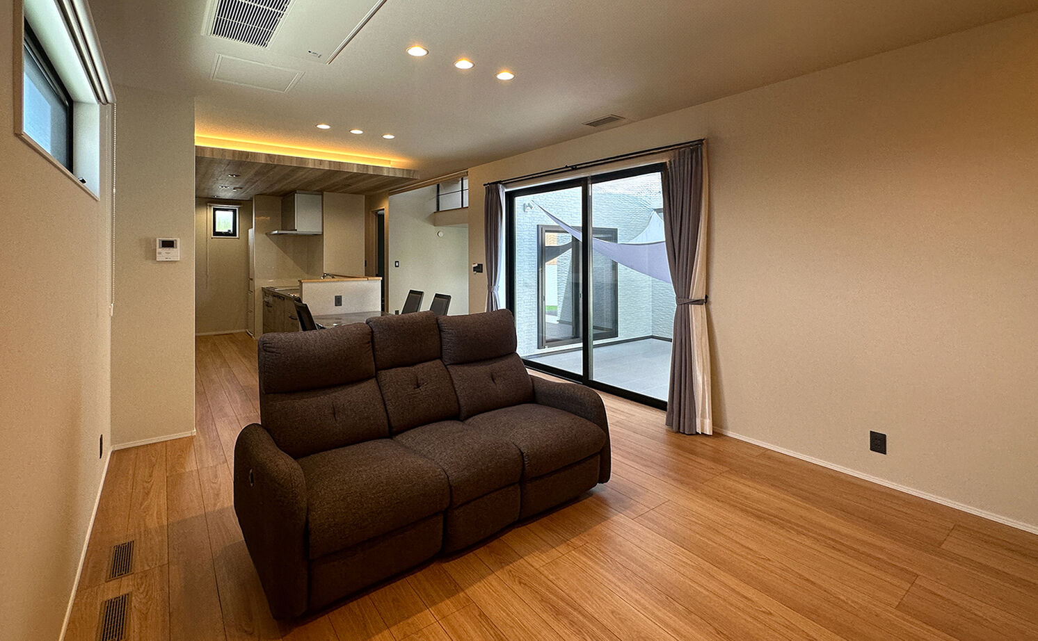 アサヒグローバルホーム 【間取り/40坪台/コの字型/吹き抜け】完全プライベートな中庭のある家の建築実例画像2