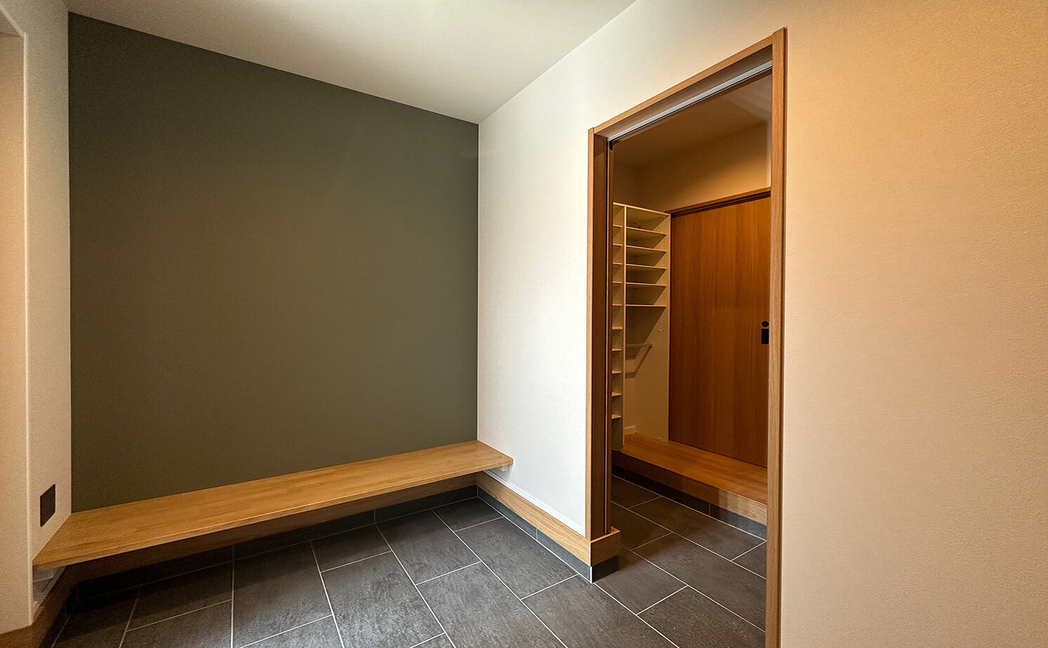 アサヒグローバルホーム 【間取り/40坪台/コの字型/吹き抜け】完全プライベートな中庭のある家の建築実例画像4