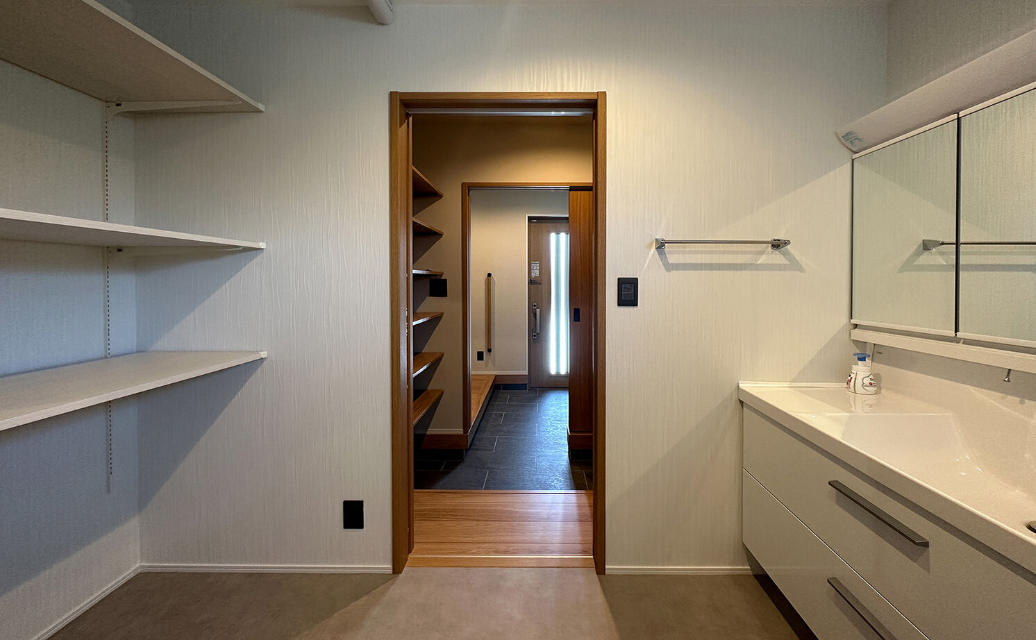 アサヒグローバルホーム 【間取り/40坪台/コの字型/吹き抜け】完全プライベートな中庭のある家の建築実例画像6