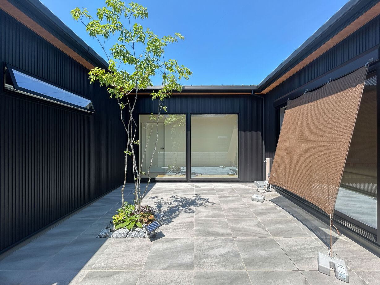 アサヒグローバルホーム 【四日市市/2000万円台/間取り/30坪台】コの字型配置で叶える、光と緑に包まれた中庭のある平屋の暮らしの建築実例画像1